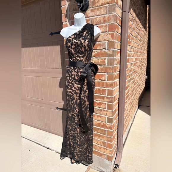 Tadashi Shoji black lace nude lined one shoulder floor length formal gown size 4 - Picture 6 of 11